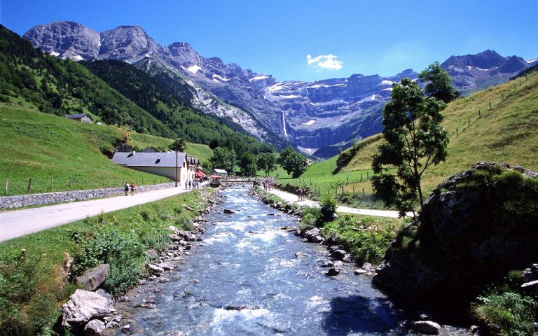 Hautes-Pyrénées — cirques, sommets et vallées verdoyantes